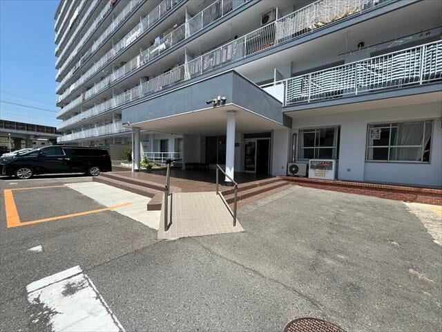 マンション南側エントランスです。スロープがあり、車椅子でも通行ができます。