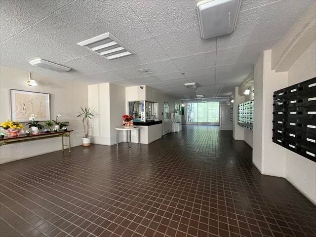 広いロビーです。北側からもロビーへ出入りができます。中央に管理人室があります。集会所があり、書道教室も開かれているそうです。