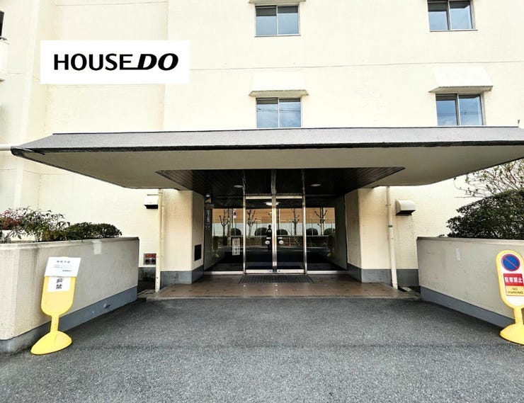 ゆとりあるアプローチと落ち着いたエントランスが、住まいの第一印象を上品に演出。帰宅するたびに、安心感と整った住環境を感じられそうです。