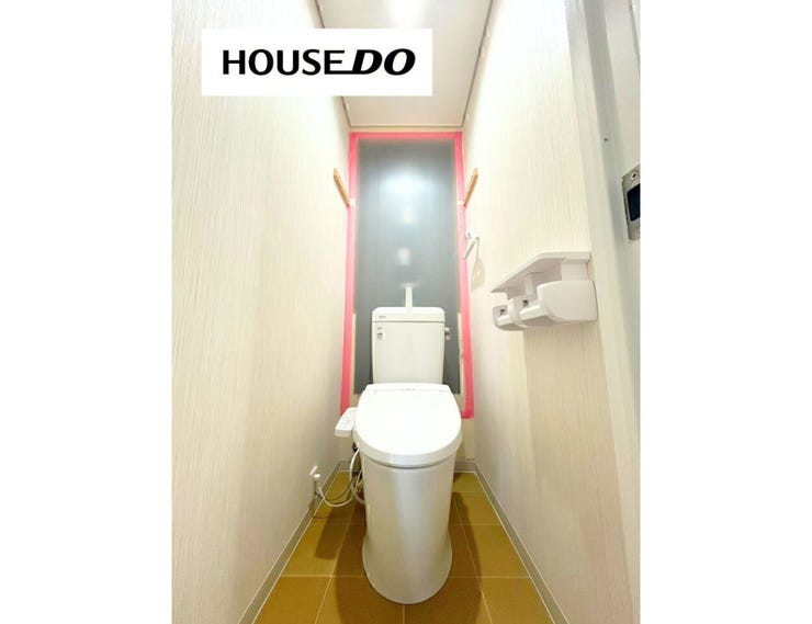 落ち着いた空間にまとまったトイレは、毎日使う場所だからこそ快適さを実感。シンプルで清潔感のある仕上がりです。