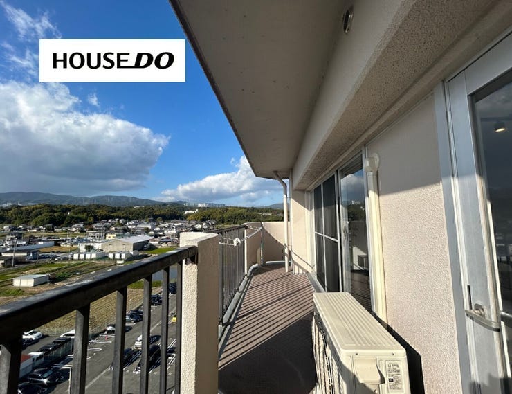 空の広がりを感じられる高層階ならではのロケーション。周囲に圧迫感が少なく、明るく開放的な住環境です。