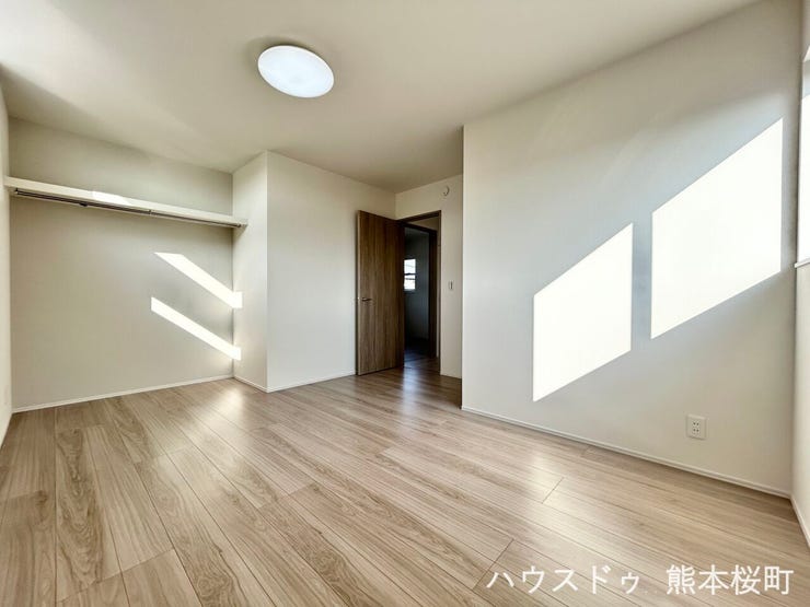 ■2階8帖洋室■心からリラックスできる静けさ、上質な眠りで、毎日をリセットします。明日への活力を養う空間です。