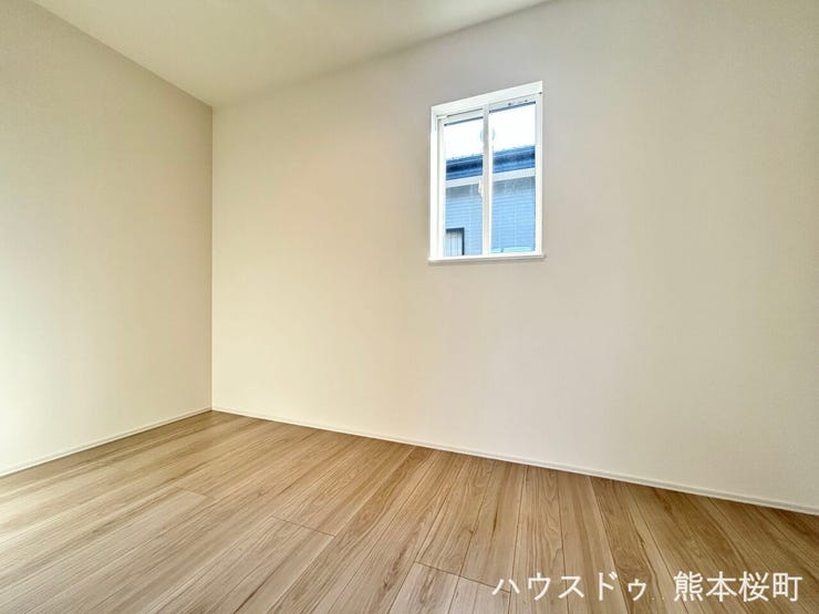 ■2階7帖洋室WIC■衣類から小物まで一ヶ所に集約。整理整頓がしやすく、毎日のコーディネートが楽しくなるゆとりの収納です。