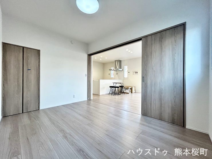 ■1階6帖洋室■寝室、書斎、趣味の部屋。家族の成長やライフスタイルに合わせ、様々な使い方ができる快適な空間です。