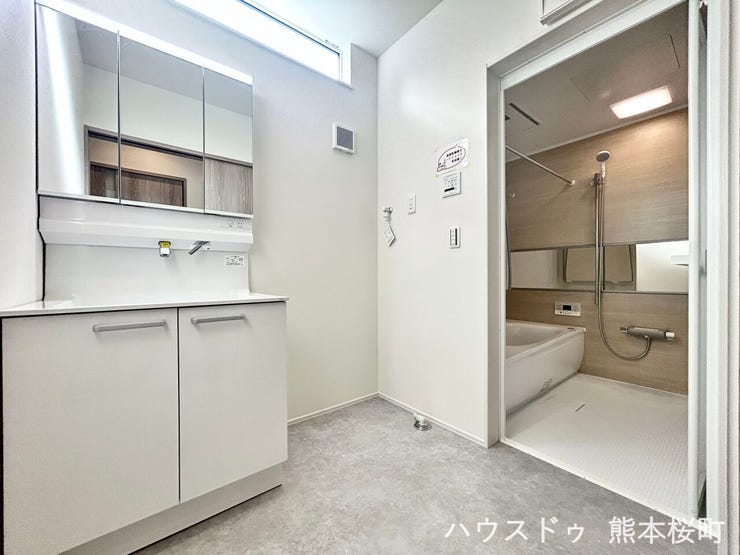■清々しいリフレッシュ空間■自分を磨き、気持ちを切り替える。心地よい光が差し込むプライベートスペース。