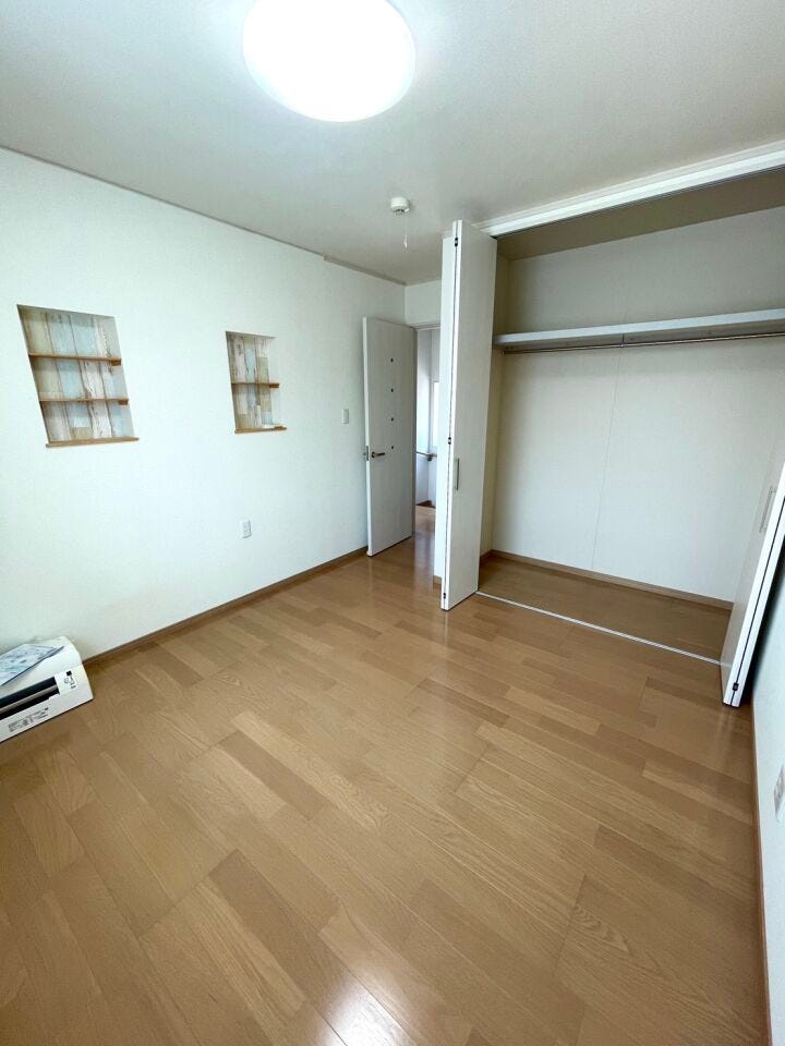 2階洋室2つ目 窓側から見た写真