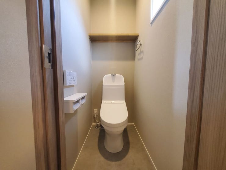 【Toilet】清潔感があり、落ち着いたデザインのトイレ。家族みんなが快適に使えます。