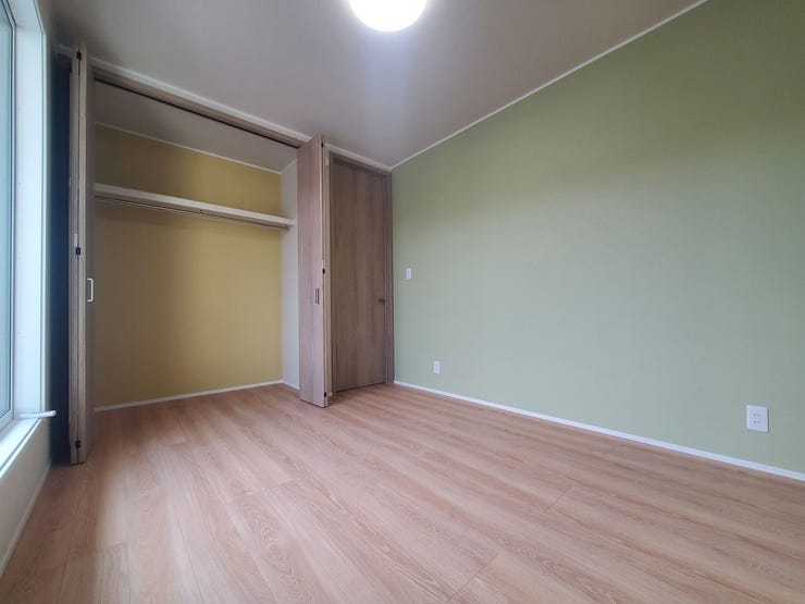 【Bedroom】ベッドとデスクを置いてもゆとりのある、使い勝手の良い広さの洋室です。