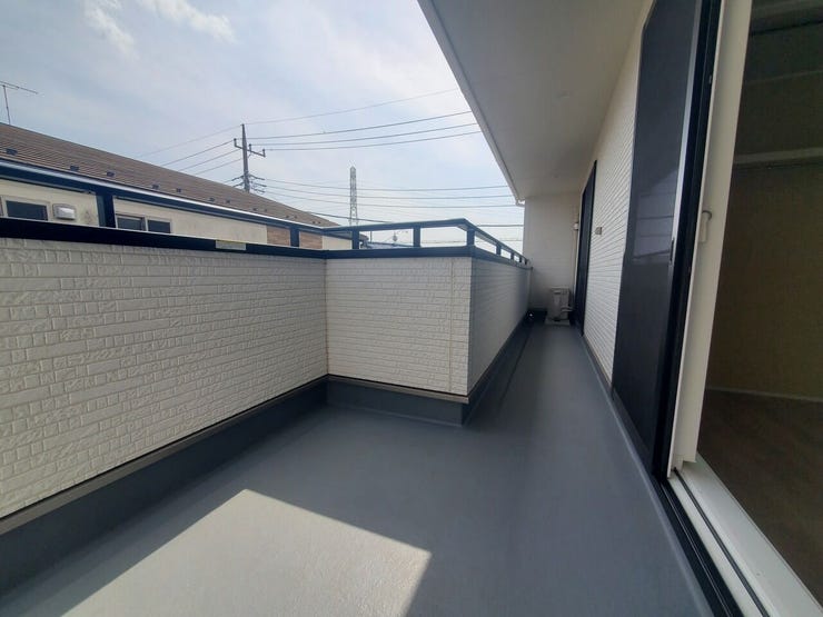 【Balcony】日当たりの良いバルコニーはお洗濯物がしっかり乾きやすく、毎日の家事にも重宝します。