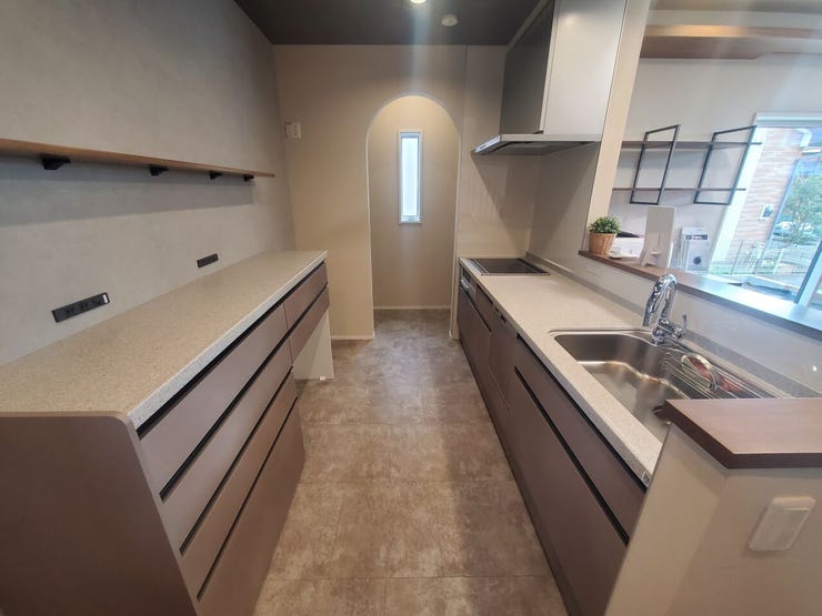 【kitchen】広めのキッチンは料理のしやすさを追求した設計。収納も豊富で作業がしやすい空間です。