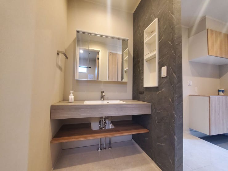 【Washroom】毎朝の準備がスムーズに。広めの洗面台と収納が使いやすい洗面所です。
