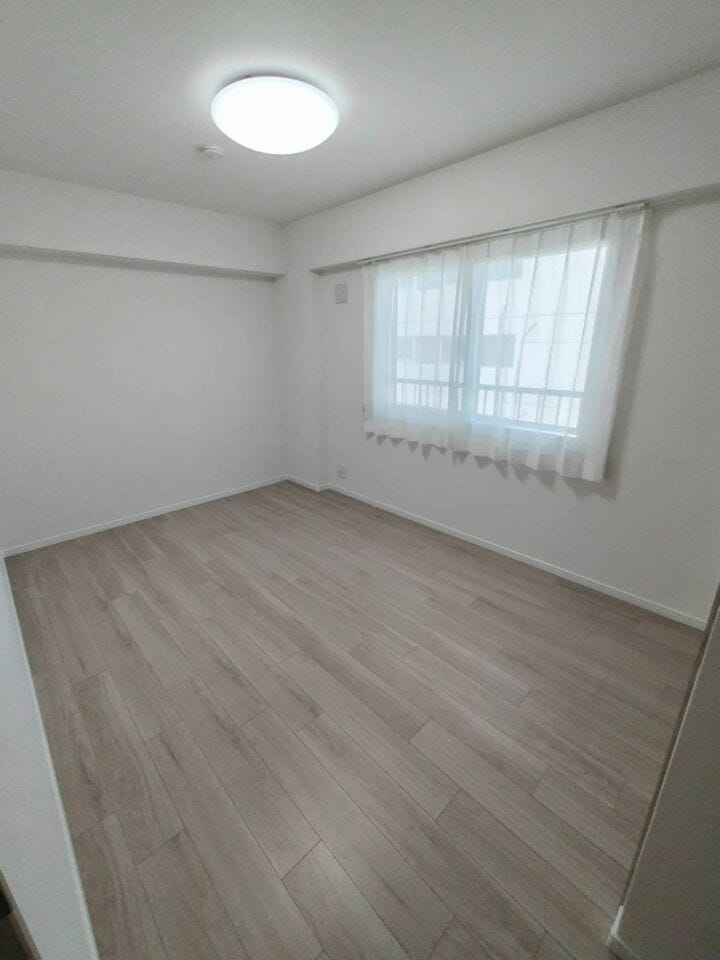 《洋室3》
約6.6帖のお部屋です。落ち着いた雰囲気で寛げる空間です。主寝室にもおすすめ♪