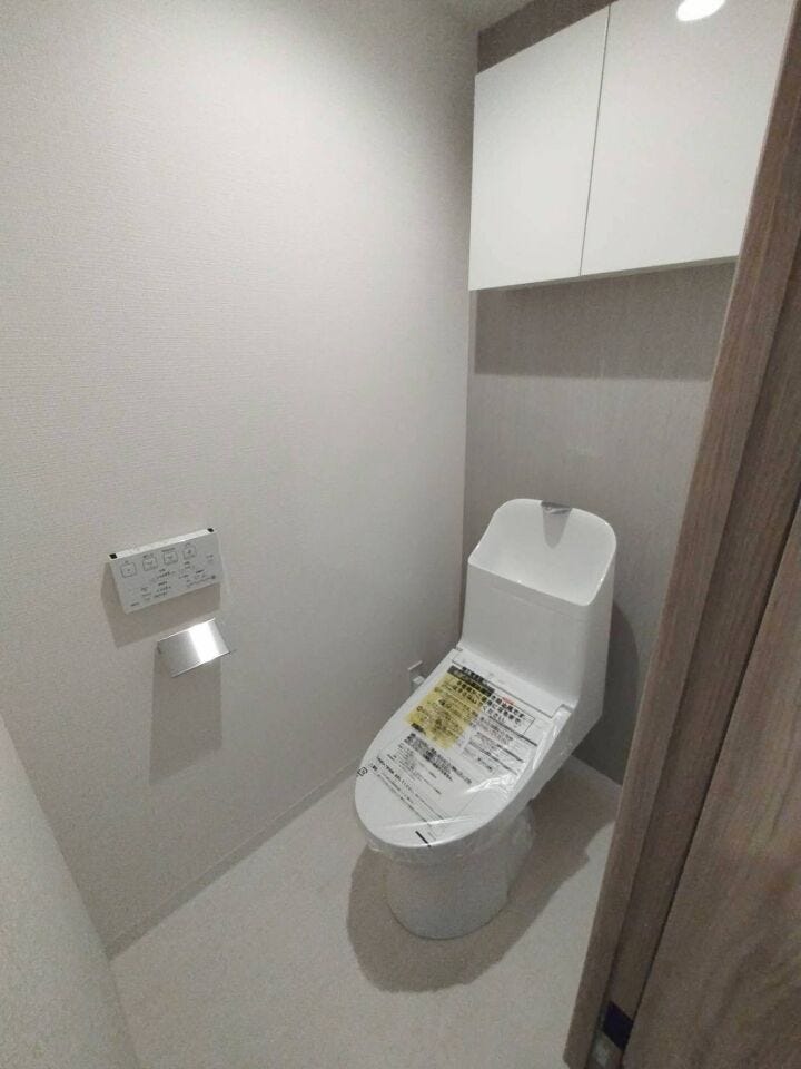 《トイレ》
ウォシュレット付きトイレです。
上部収納あり!ストック品や掃除用品の収納に♪