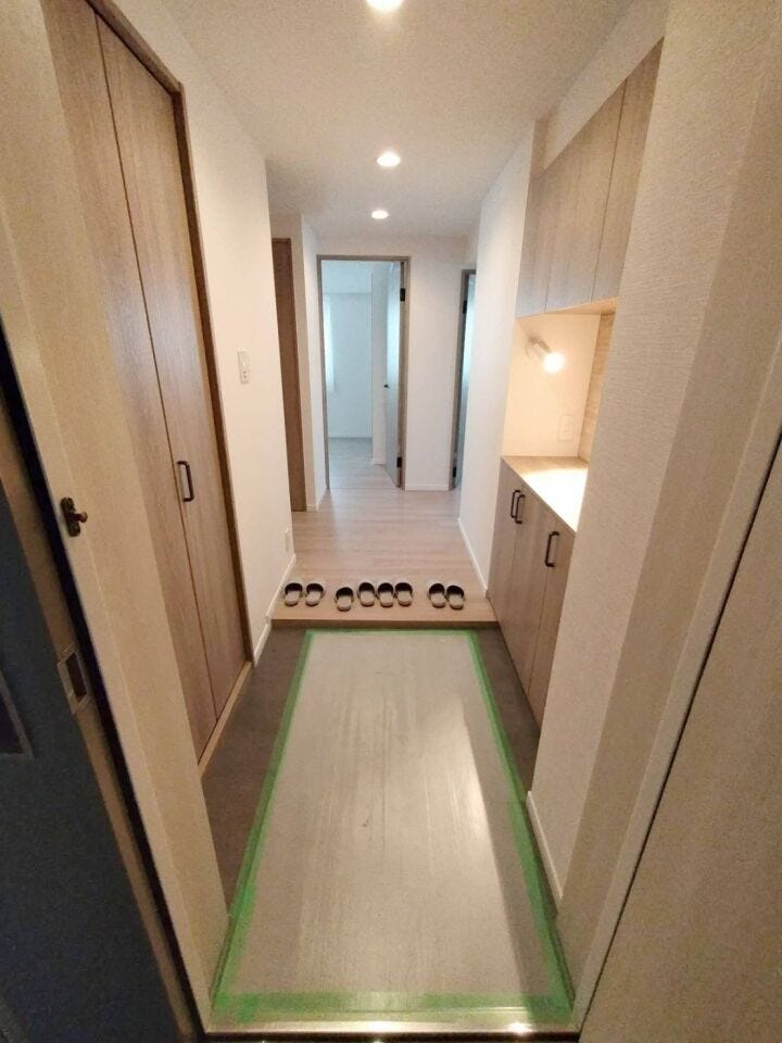 《玄関》
みなさまをお迎えする玄関。
シンプルな内装で落ち着いた印象です。