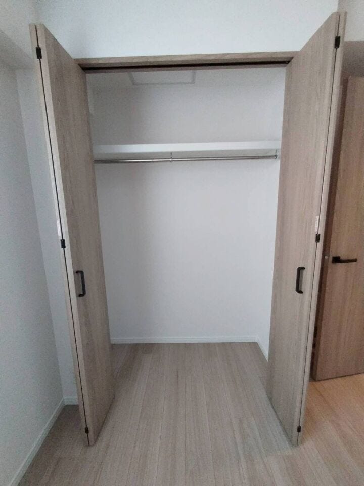 《クローゼット》
各部屋に収納スペースを確保しており、お部屋をすっきりとお使いいただけます。