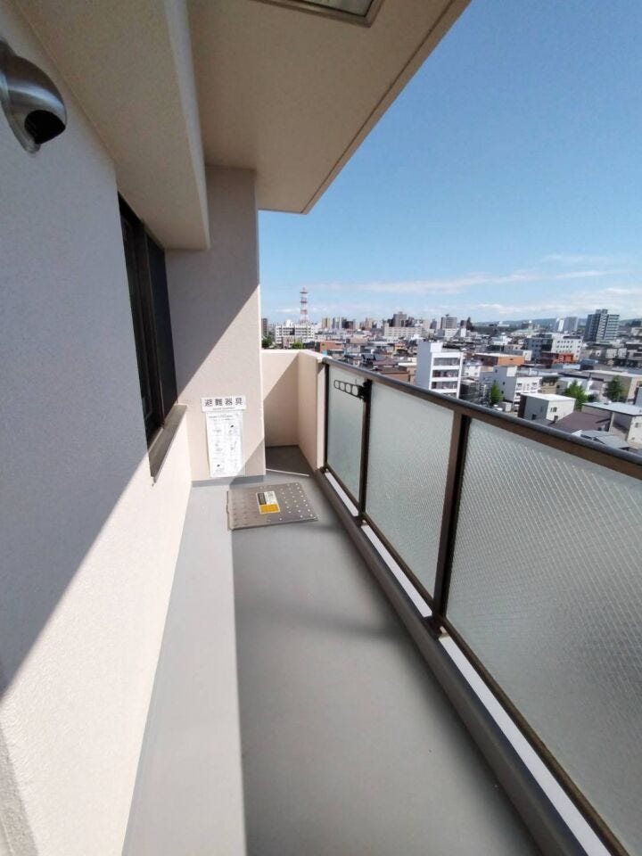 《バルコニー》
横に広くなったバルコニー。
日当たりも望めるのでお部屋の中も明るくなります!
