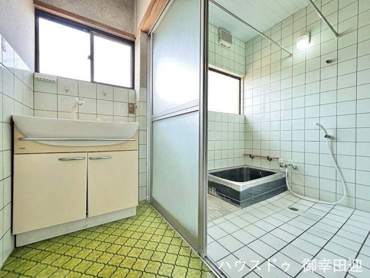 ■清々しいリフレッシュ空間■自分を磨き、気持ちを切り替える。心地よい光が差し込むプライベートスペース。