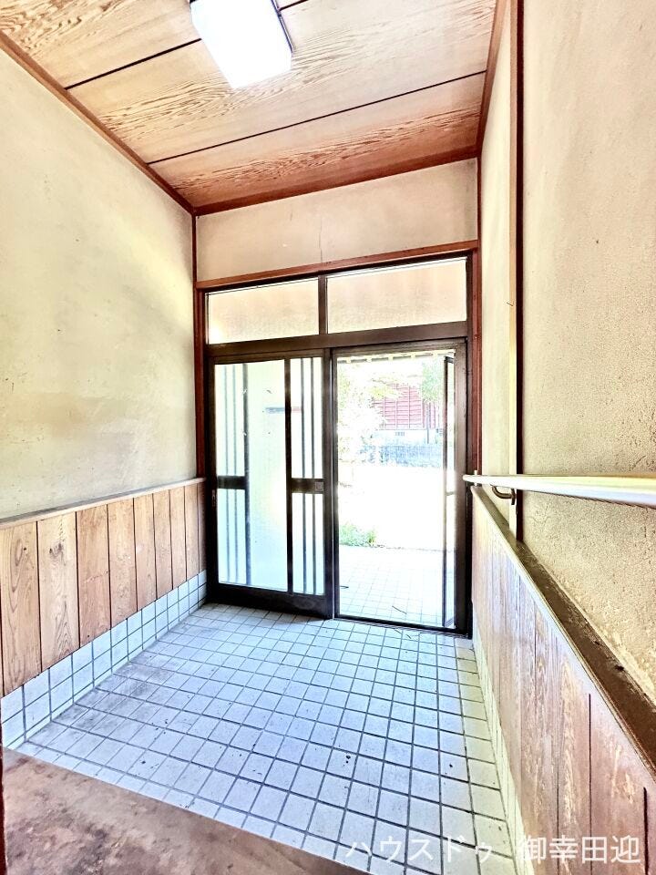 ■「ただいま」の安堵をくれる場所■訪れる人を迎え入れ、帰るたびにホッと一息つける、明るく機能的なエントランス。