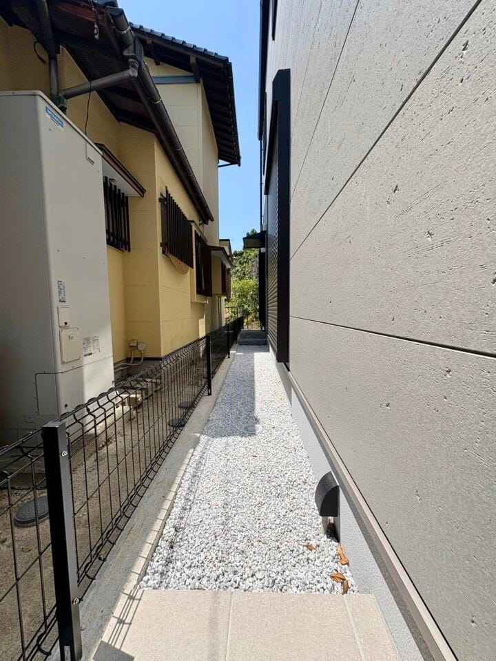シャッター付きで防犯面も安心です。外出時や夜間も安心して過ごせ、台風時や強風時の飛来物対策にも役立ちます。