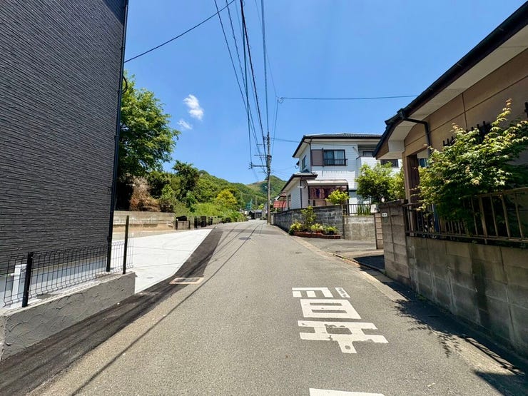 道路幅に余裕があり、運転が苦手な方も安心です。見通しの良い道路に面し、車の出し入れもスムーズです。