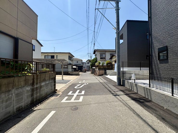 道路幅に余裕があり、運転が苦手な方も安心です。見通しの良い道路に面し、車の出し入れもスムーズです。