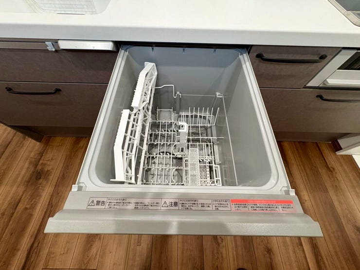 食器洗いをサポートしてくれる食器洗い乾燥機付きキッチン。家事の時短につながるだけでなく、手洗いよりも衛生的で節水効果も期待できます。ご家族との時間や自分の時間を大切にできる嬉しい設備です。