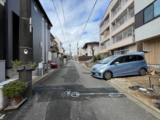 幅員約4.5mの南側前面道路です。西方面への一方通行ということもあり、車の通りも多くなく駐車がしやすいです。