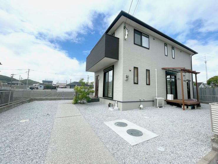 遠賀郡水巻町頃末南 中古戸建て♪駐車場4台分♪駅チカ♪平坦地♪コンビニまで徒歩約4分で買物便利♪