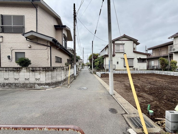 前面道路幅員約4m!車通りはあまりないので、車の出し入れはさほど困らないと思います!