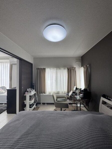《洋室1》
約6帖のお部屋です。リビングの延長、お子様のお昼寝や遊び部屋等使い方は様々♪