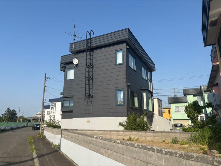 【外観】
《外観写真》
角地のため日当たり良好!
青空に映える黒を基調としたスタイリッシュな外観です。