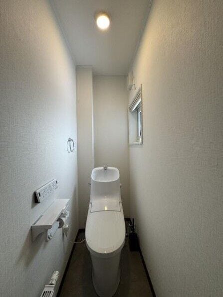 《トイレ》
ウォシュレット付きトイレです。
白を基調としたシンプルで清潔感のある空間です。