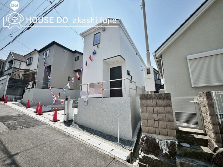 前面道路は広々としています
