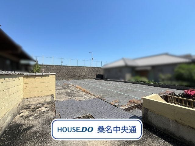 【外観】
桑名市上野にある、南側が広い約70坪の更地です。階段を上がるので、道路からの視線が気になりません。
