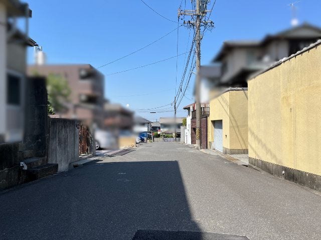 幅員約5.4mです。2台の車がすれ違うことが出来る道幅です。車の出し入れもゆったりする事が出来ます。