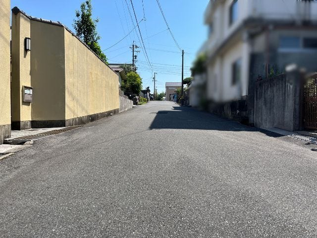 幅員約5.4mです。車がすれ違える道幅です。車1台とベビーカーですれ違える道幅は安心ですね。