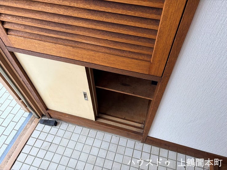 見せない収納で生活感を抑え、すっきりとした空間を演出