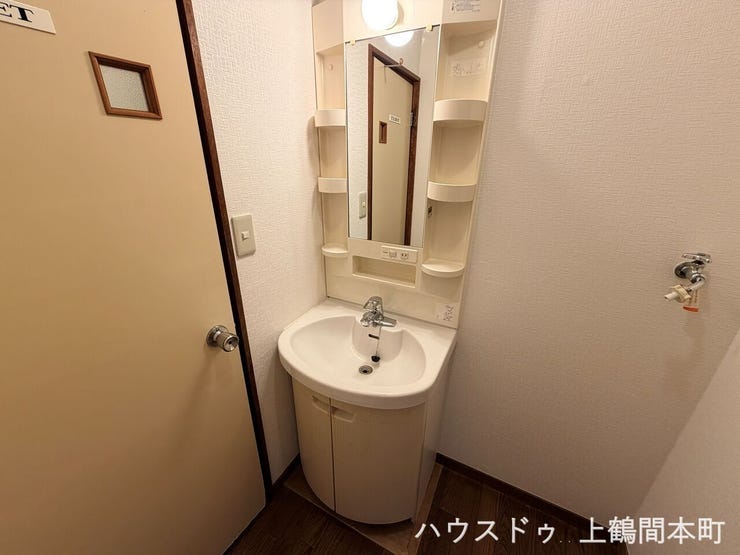 朝の準備や帰宅後の手洗いなど、日常に便利な設備です