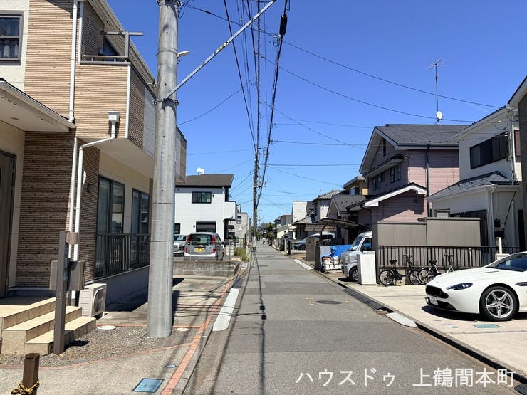 交通量の少ない住宅街です。