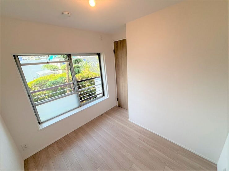 キッチン向かいのお部屋は、物置としても使用できます♪