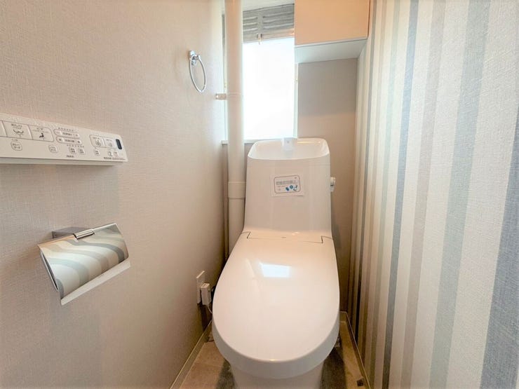 小物収納付きのトイレです!
リモコンタイプのウォシュレットでおしゃれ!