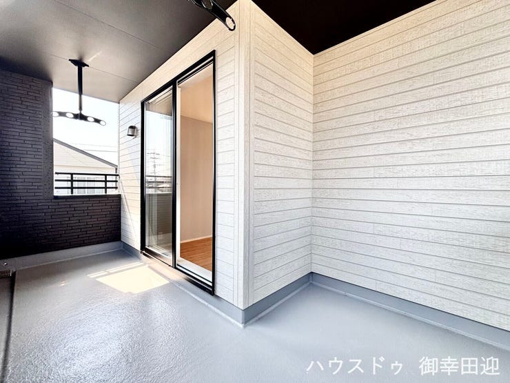 ■空の下の開放的な特等席■日光浴や読書、外の空気を感じながらリフレッシュ。暮らしを豊かにする、もう一つの心地よい空間です。