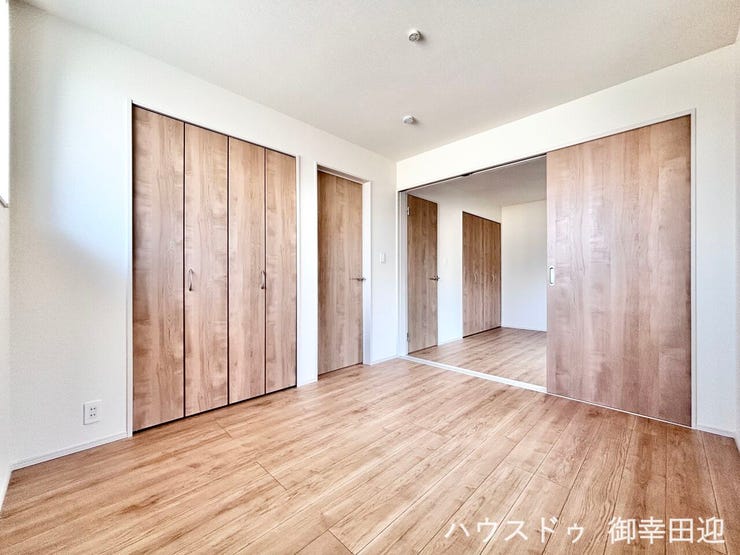 ■2階5.25帖洋室■寝室、書斎、趣味の部屋。家族の成長やライフスタイルに合わせ、様々な使い方ができる快適な空間です。
