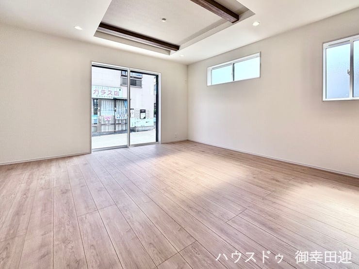 ■安らぎと笑顔の中心地■陽光が優しく降り注ぎ、会話が自然と弾む。ここでは、毎日が特別な時間へと変わります。