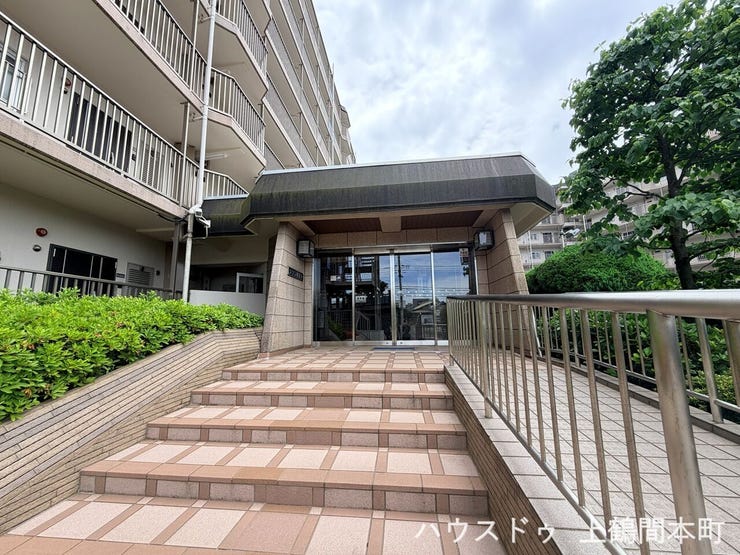 ゆるやかなエントランススローブが設置されています。