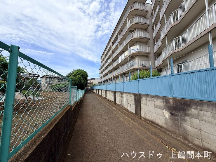 駐輪場まではマンション敷地内通路を建物沿いに進みます。