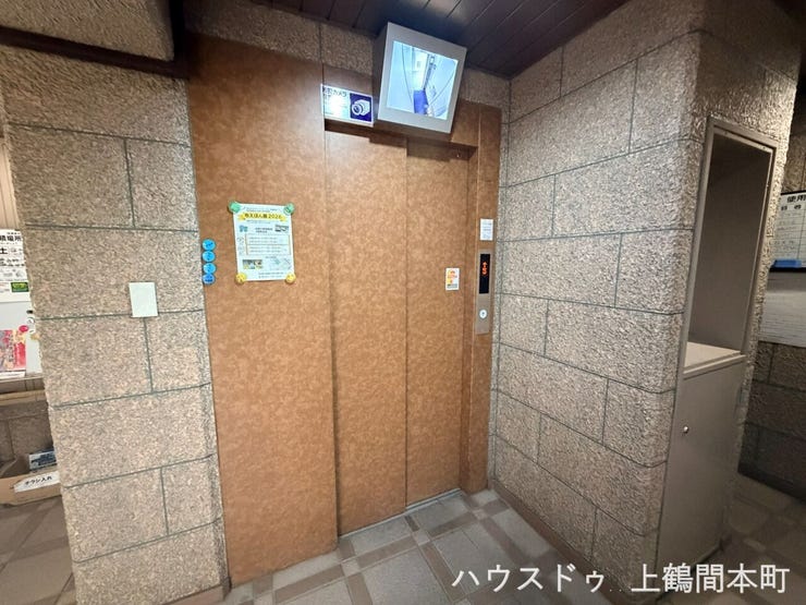 エレベーター内のわかるモニター付きで安心です。