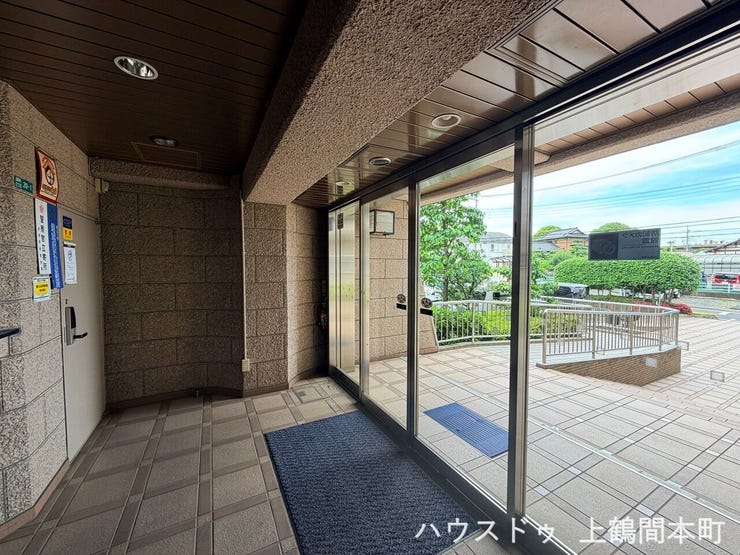 視界の広がるエントランスです。