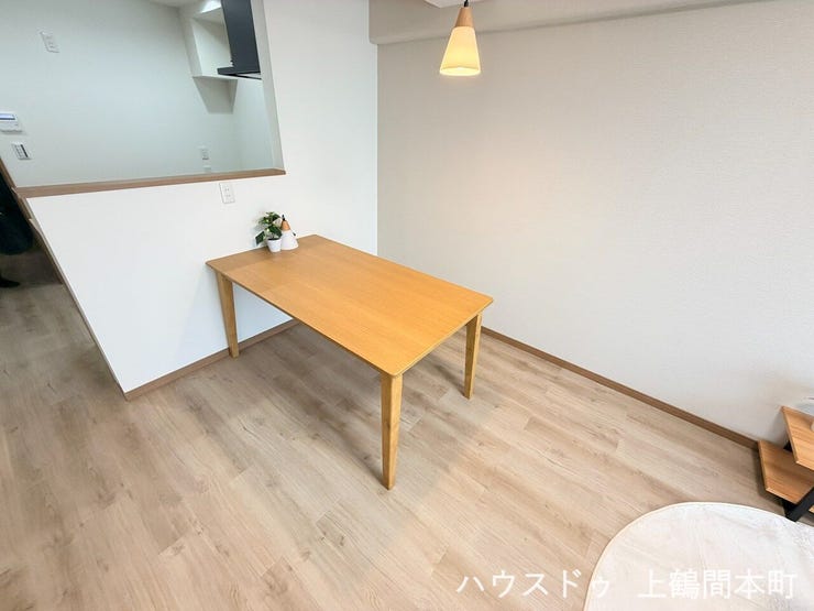 家族みんなで食卓を囲める、明るく心地よいダイニング。毎日の食事や会話が弾む、温かみのある空間です。