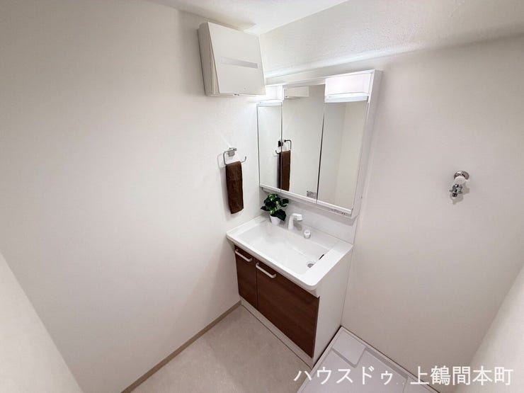三面鏡付き洗面化粧台を採用。鏡裏収納も備え、洗面用品をすっきり整理できます。毎日の身支度を快適にサポートします。